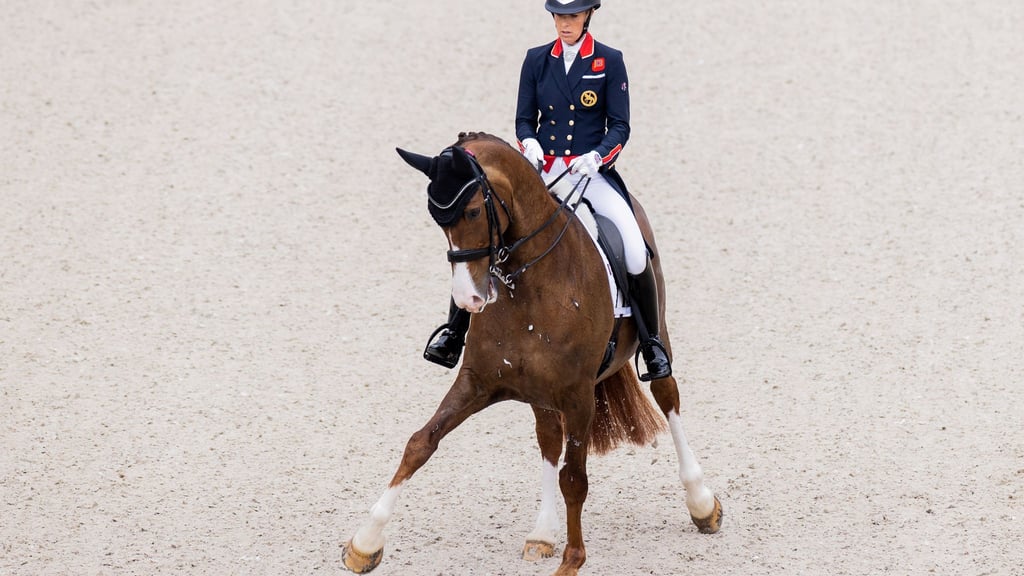 Die Britin Charlotte Dujardin ritt jetzt erstmals seit ihrer einjährigen Sperre bei einem Weltcup-Turnier. (Archivbild)