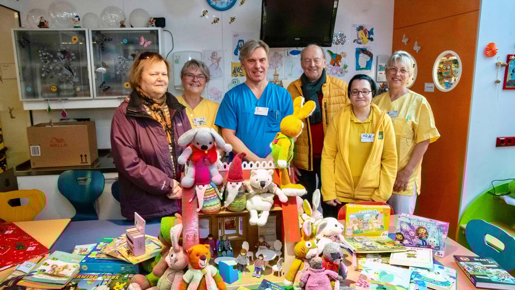 Gabriele und Klaus Behrmann haben wieder für die Dessauer Kinderklinik gestrickt und ein Puppenhaus gebastelt.