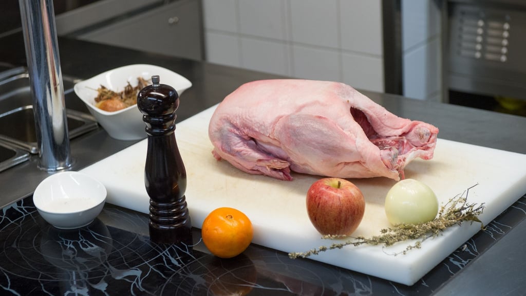 Nach dem vollständigen Auftauen sollte die Gans direkt zubereitet werden, um die Vermehrung von Keimen zu minimieren.