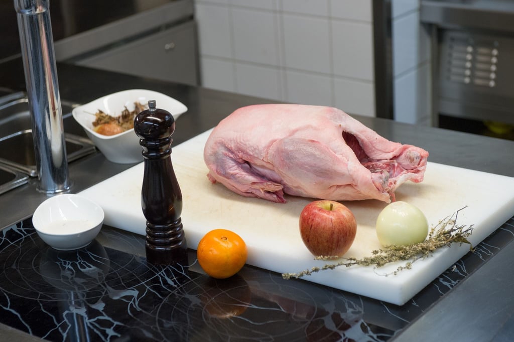 Nach dem vollständigen Auftauen sollte die Gans direkt zubereitet werden, um die Vermehrung von Keimen zu minimieren.