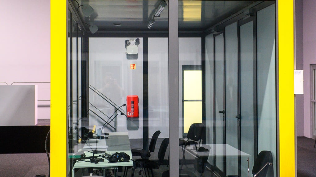 Der Platz des Angeklagten im schusssicheren Glaskasten des Gerichtssonderbaus bleibt am Donnerstag leer. Nach einem Hungerstreik ist Taleb A. derzeit nicht verhandlungsfähig.