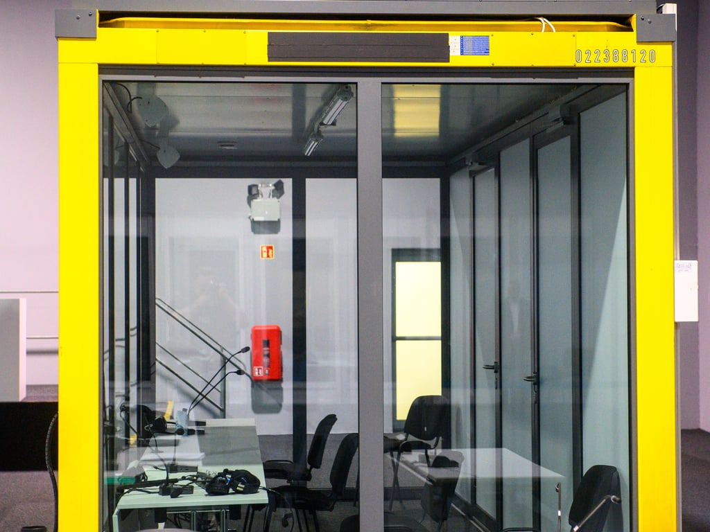 Der Platz des Angeklagten im schusssicheren Glaskasten des Gerichtssonderbaus bleibt am Donnerstag leer.