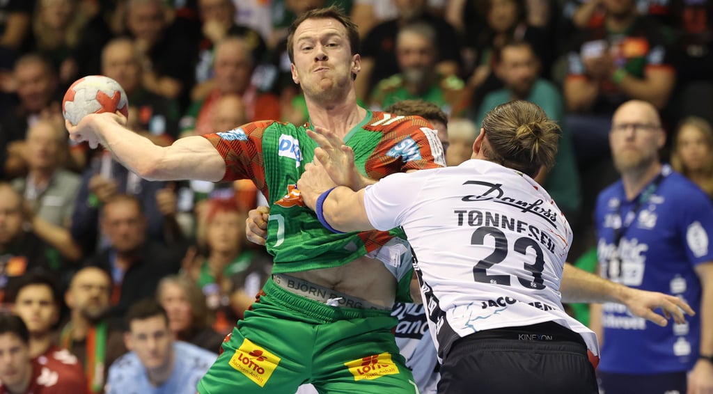 Felix Claar – hier im Zweikampf mit Flensburgs Kent Robin Tönnesen – erzielte sieben Tore beim Sieg im Viertelfinale des DHB-Pokals.