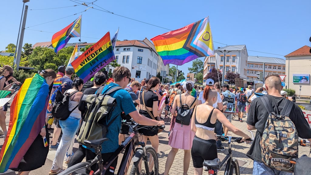 Der Verein BBZ Lebensart ist seit Längerem in Merseburg präsent, wirkte etwa am ersten Merseburger CSD im Juni mit.