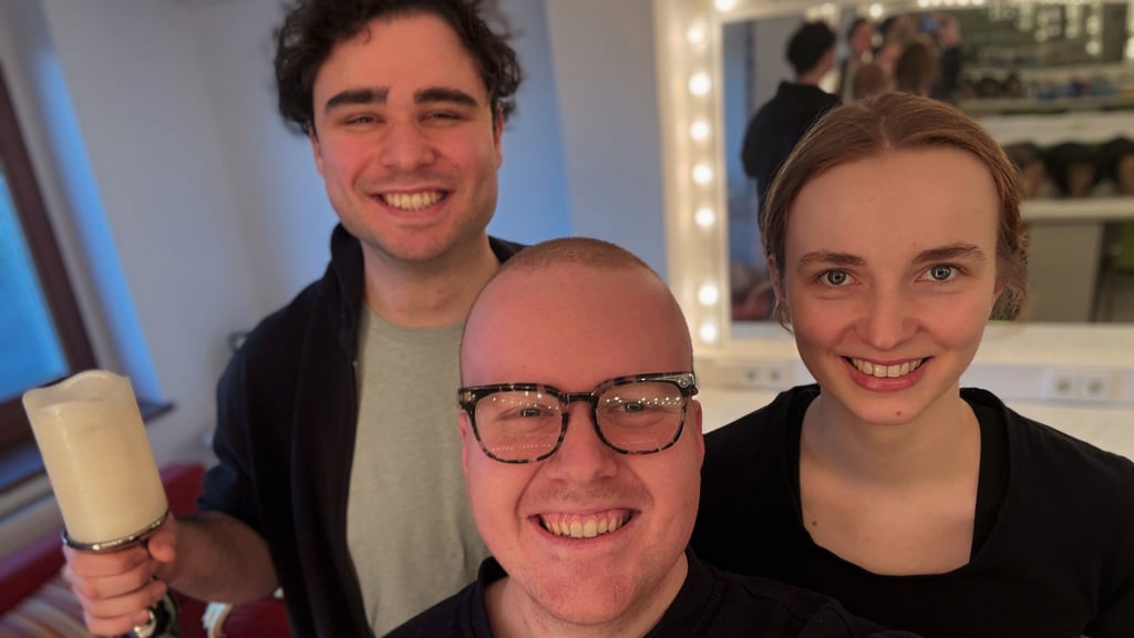 Julius Christodulow, Logan Hartwig und Vivian Micksch (von links) präsentieren eine neue Lesefassung der berühmten Weihnachtsgeschichte von Dickens.