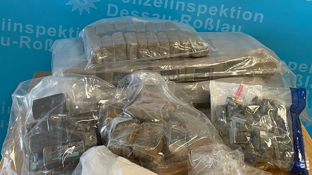 Die Polizei konnte bei der Durchsuchung große Mengen verschiedener Drogen sicherstellen. Außerdem fanden die Beamten eine Waffe, Patronen, Handys und Bargeld.