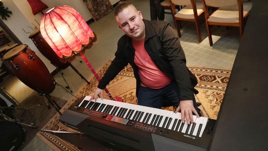Vereinschef Ferdinand Berliner begleitet den Chor auf seinem Keyboard. 