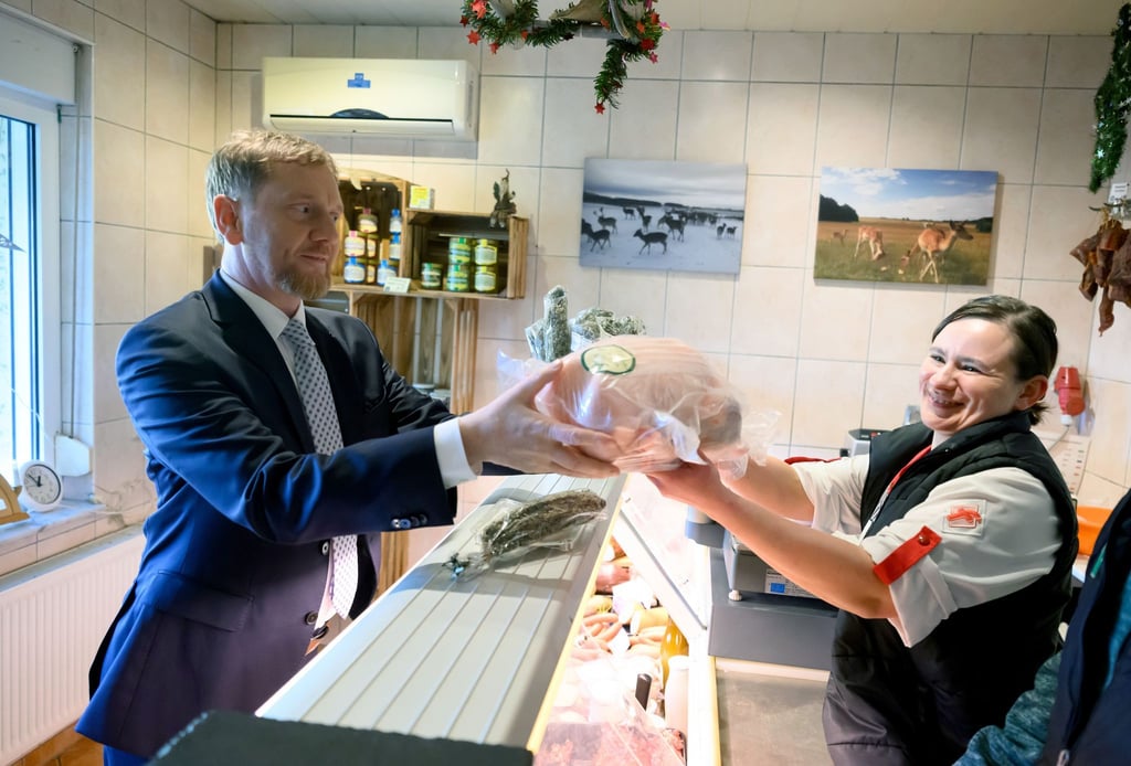Ministerpräsident Michael Kretschmer will seiner Familie am 2. Weihnachtsfeiertag eine Gans servieren. Am Donnerstag kaufte er sie in Thiendorf.