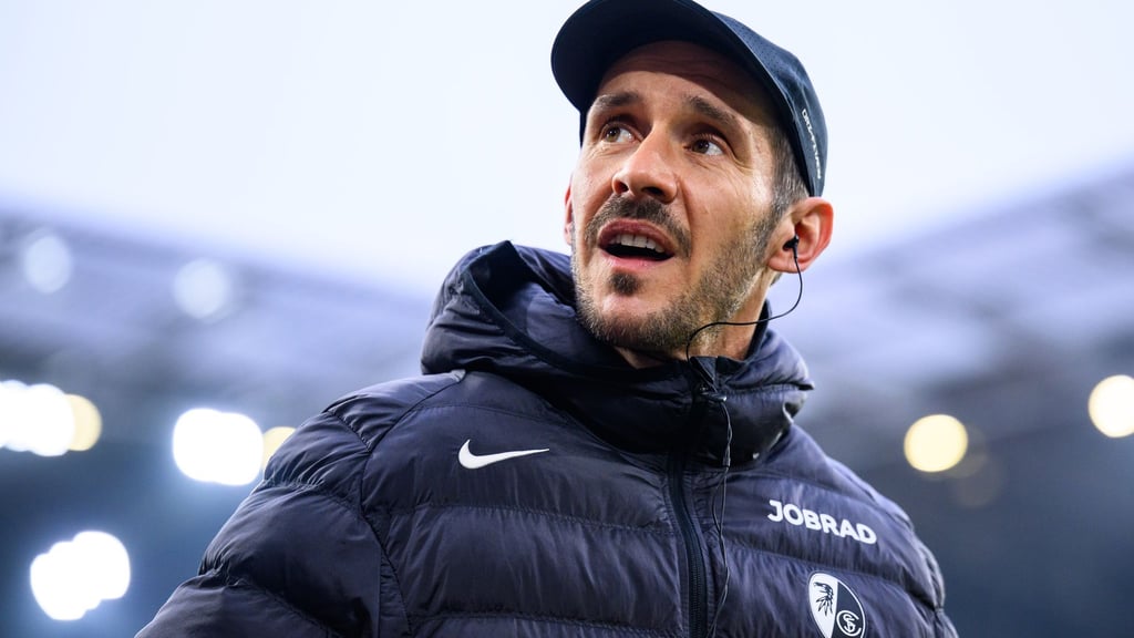 Trainer Julian Schuster und seine Freiburger sind am Samstag in Wolfsburg zu Gast. (Archivbild)