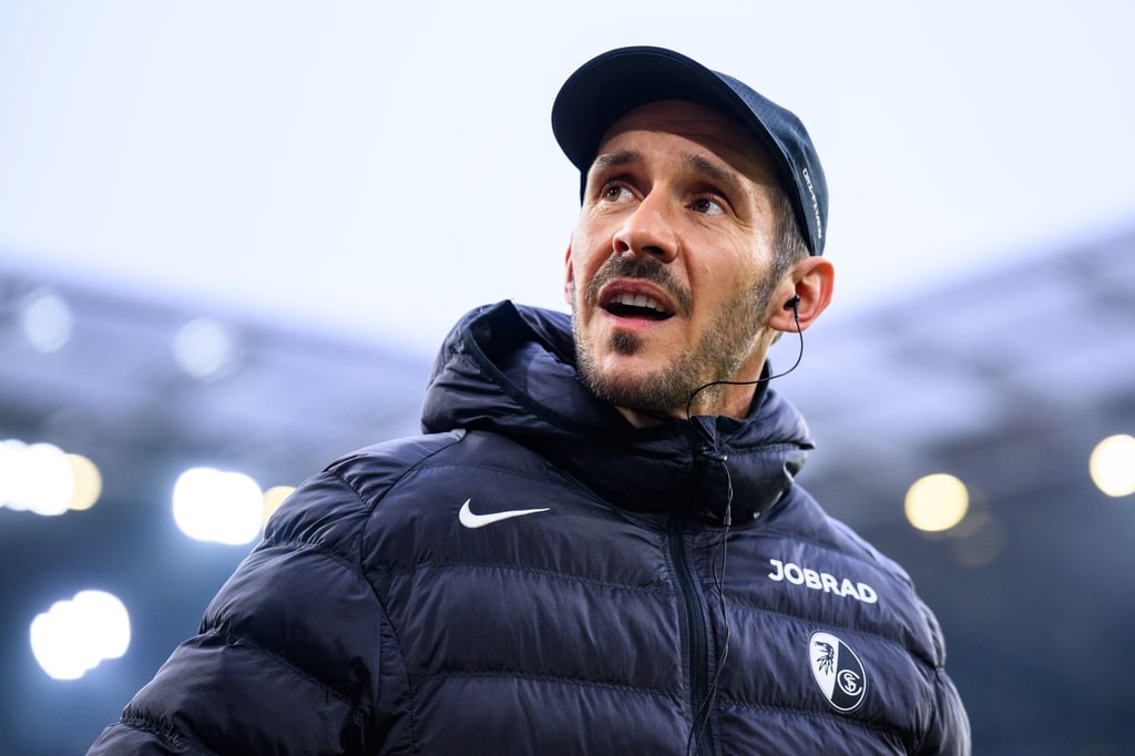 Trainer Julian Schuster und seine Freiburger sind am Samstag in Wolfsburg zu Gast. (Archivbild)