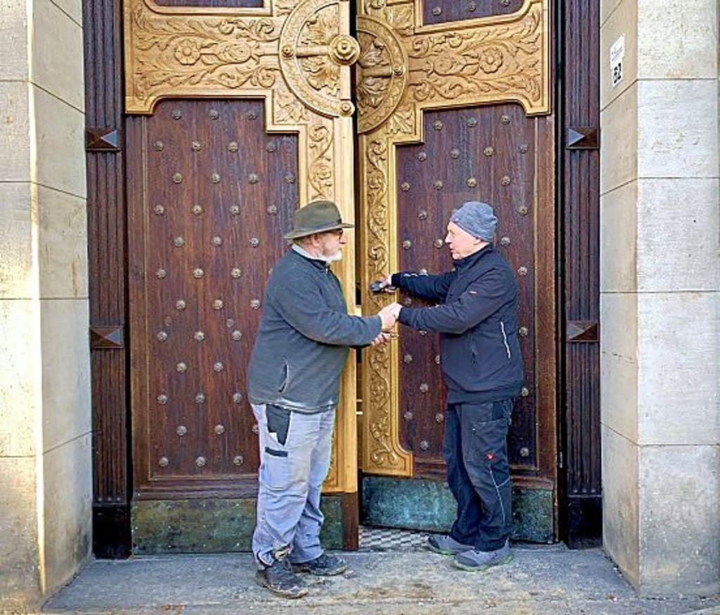 Ralph Broschke übergibt die Mausoleumstür an Klaus-Dieter Mehlhorn.