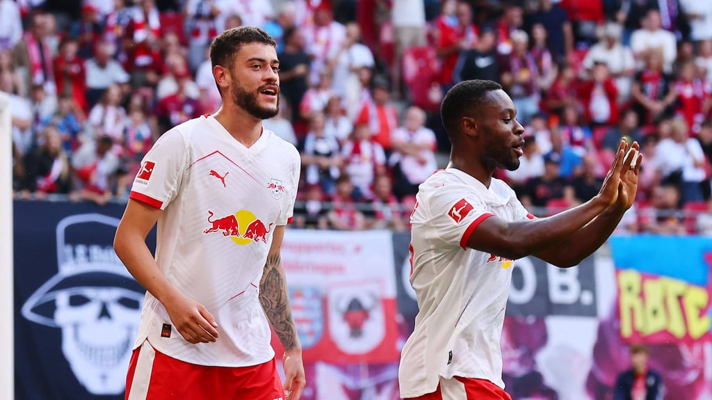 Romulo (l.) und Ridle Baku kehren bei RB Leipzig zurück.