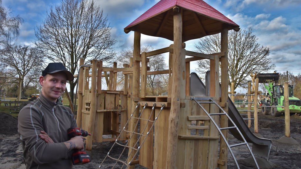 Florian Ortmann von GaLaServ – Berlin aus Gardelegen baut den neuen Spielplatz in Uthmöden und schaut zufrieden auf die Fortschritte.