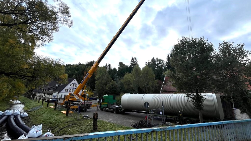 Für den Einbau musste die Löschwasser-Zisterne über die Rappbode in Trautentstein gehoben werden.