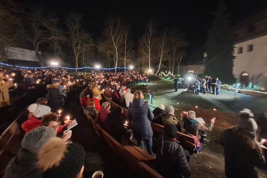 Weihnachtssingen 2024 im Amphitheater am Alten Schloss in Sangerhausen.