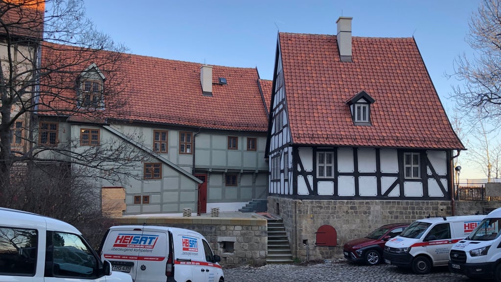 Ist aufwendig saniert worden: die historische Gaststätte „Schlosskrug“ auf dem Stiftsberg in Quedlinburg. Eine Entscheidung, wer sie künftig betreiben soll, ist jetzt gefallen.