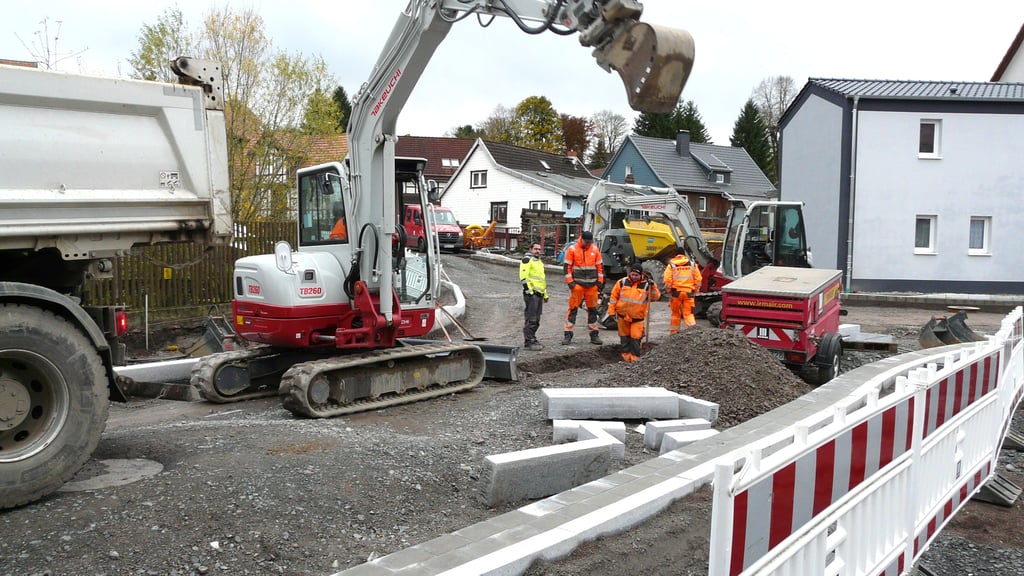Die Arbeiten am Töpfermarkt in Benneckenstein sind noch nicht beendet. Dennoch sollen die Sperrungen während einer Winterpause aufgehoben werden.