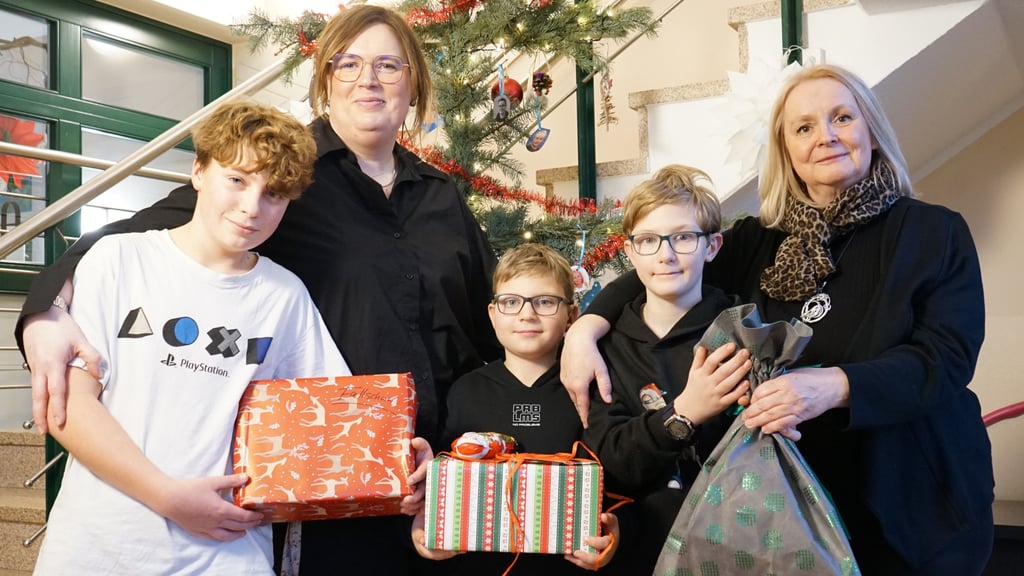 Kinder wie Jeronnymo, Elias und Lennard bekommen jedes Jahr Geschenke vom Wunschbaum, den Tobias Kammel im Gesundheitszentrum Hohenwarsleben für das Heilpädagogische Zentrum Don Bosco aufstellt. Das freut Leiterin Doreen Rosenberger (r.) und Erzieherin Carolin Ziemann.