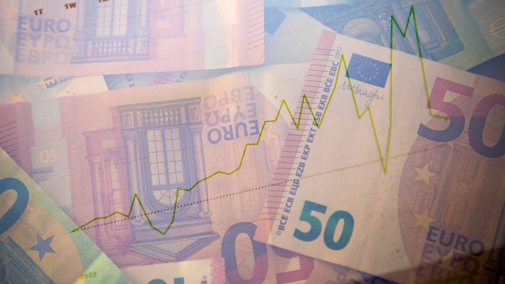 Wer im Ausland investiert, zahlt oft doppelt Steuern: Schließlich müssen Kapitalerträge dann in zwei Ländern versteuert werden.