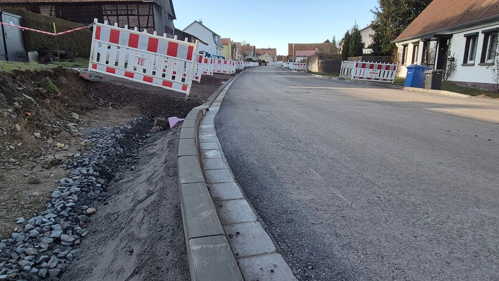 Schon jetzt: Kein Vergleich zu vorher. Die Straßberger Straße war eine Buckelpiste. Gehwege gab es keine. 