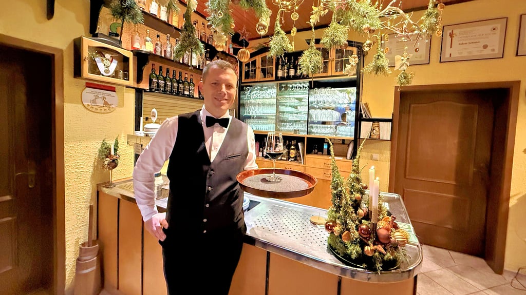 Carsten Schmidt, Inhaber von „Schmidt’s Landgasthof“ in Dietrichsdorf, begrüßt stets persönlich  seine Gäste.