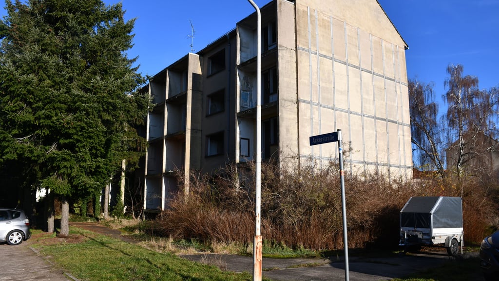 Dieser und drei weitere Wohnblöcke sind zu Schandflecken geworden.