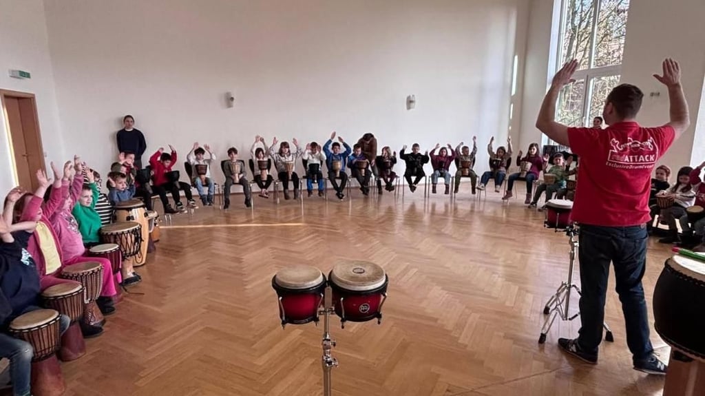 In der Naturgrundschule Heiligenthal standen kurz vor den Weihnachtsferien die Trommeln im Mittelpunkt. 