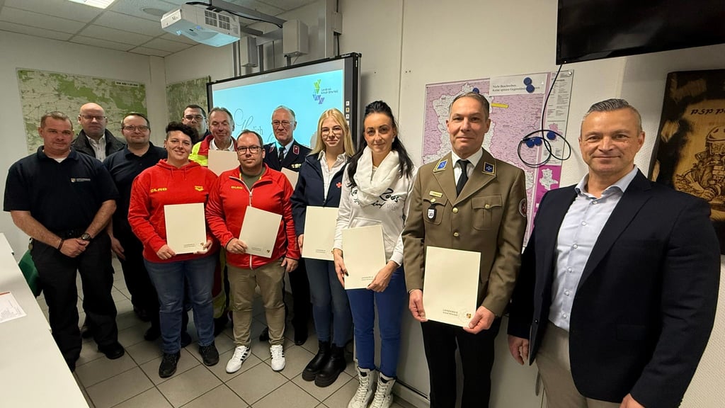 Landrat Andy Grabner (r.) mit Vertretern der bedachten Hilfs- und Rettungsorganisationen - darunter Lars Borngräber (6.v.r.), Vorsitzender der Zerbster Ortsgruppe der DLRG.