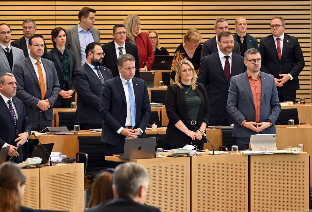 Der Thüringer Landtag beschließt einen Doppelhaushalt mit Rekordausgaben und hoher Neuverschuldung.