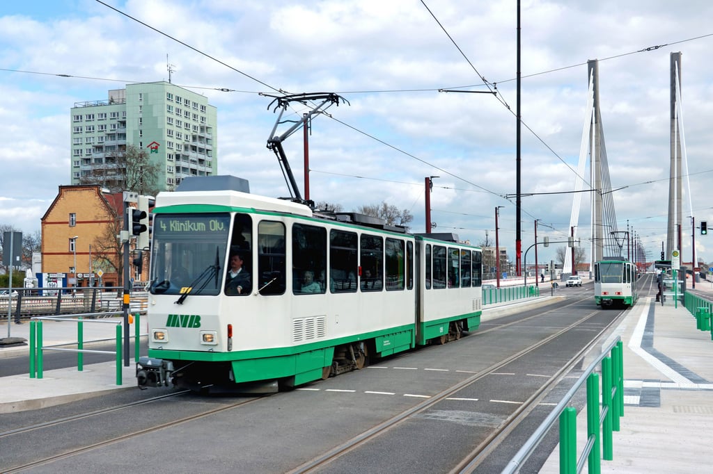Berliner Tatra-Straßenbahn auf Magdeburger Straßenbahngleisen.