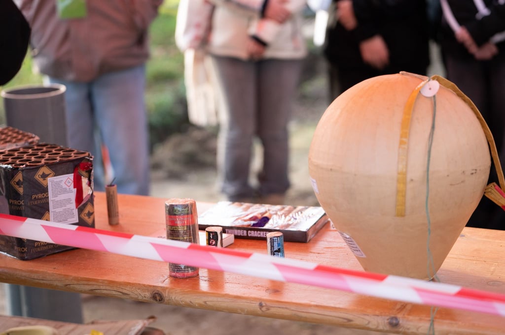 Kinder lernen beim Präventionsprojekt C.L.E.V.E.R. am ukb, wie gefährlich Feuerwerkskörper sein können.