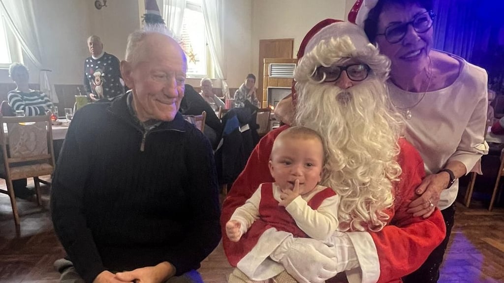 Weihnachtlicher Moment: Herbert Ernst, 90 Jahre, und Henry Heise, sieben Monate, lassen sich zusammen mit dem Weihnachtsmann und Angelika Heinemann, der Ortsteilbeauftragten von Grauingen, fotografieren – ein Bild voller Freude und festlicher Stimmung.