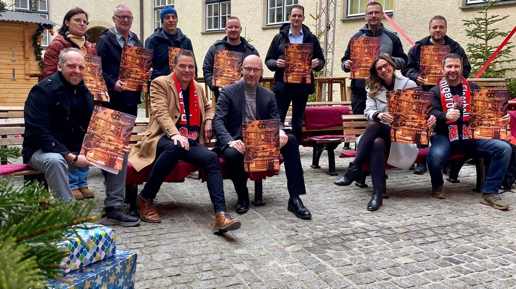 Initiator Ronald Göttel (vorn, zweiter von links) übergibt  mit Rüdiger Dorff und Kristin Dormann (Mitte vorn) von der Stadt Wernigerode Spenden aus dem Adventsloskalender an Vereinsvertreter aus der Harz-Stadt.