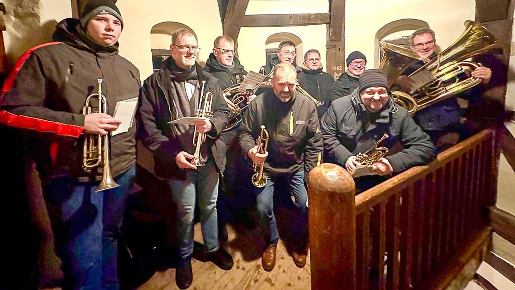 Die Bläser freuen sich auf ihren Auftritt am Heiligabend vom Rathausturm Salzwedel aus, hier im Jahr 2024. 