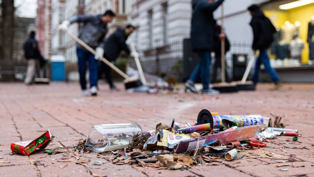 Seit etwa 30 Jahren räumen junge Muslime jeweils am Neujahrsmorgen Unrat von den Straßen. (Archivbild)