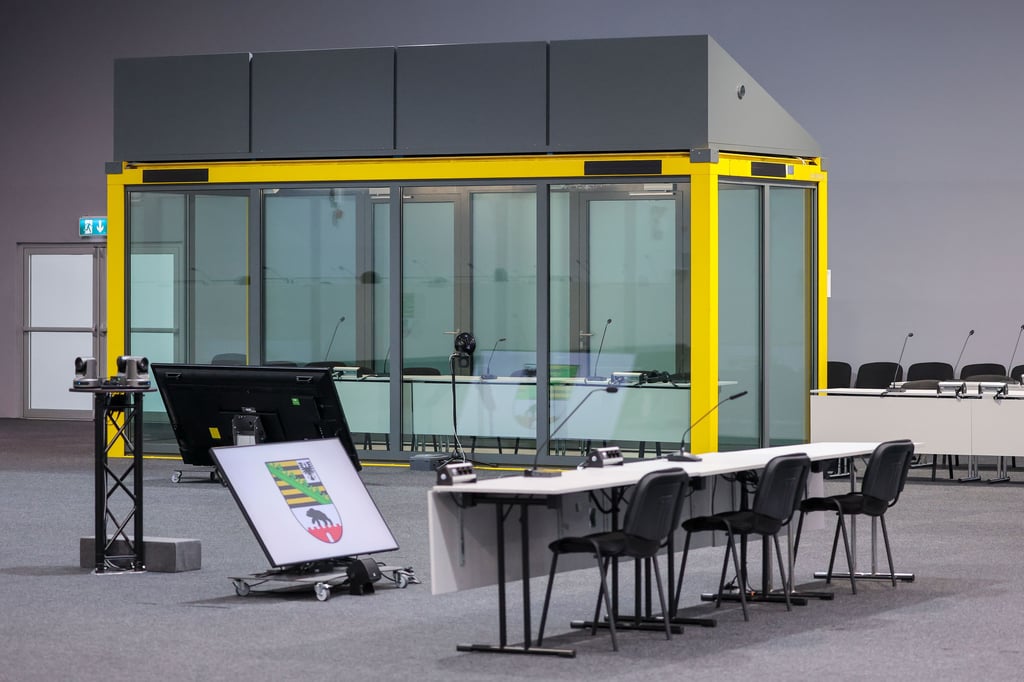 Nachdem Taleb A. aufgrund eines Hungerstreiks verhandlungsunfähig ist, wird die Verhandlung ohne ihn fortgesetzt.