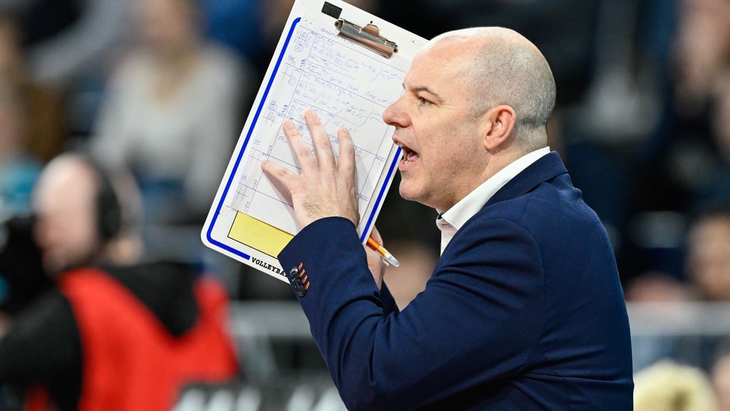 Für die BR Volleys und ihren Trainer Banks steht ein wichtiges Lokalduell an. (Archivbild)