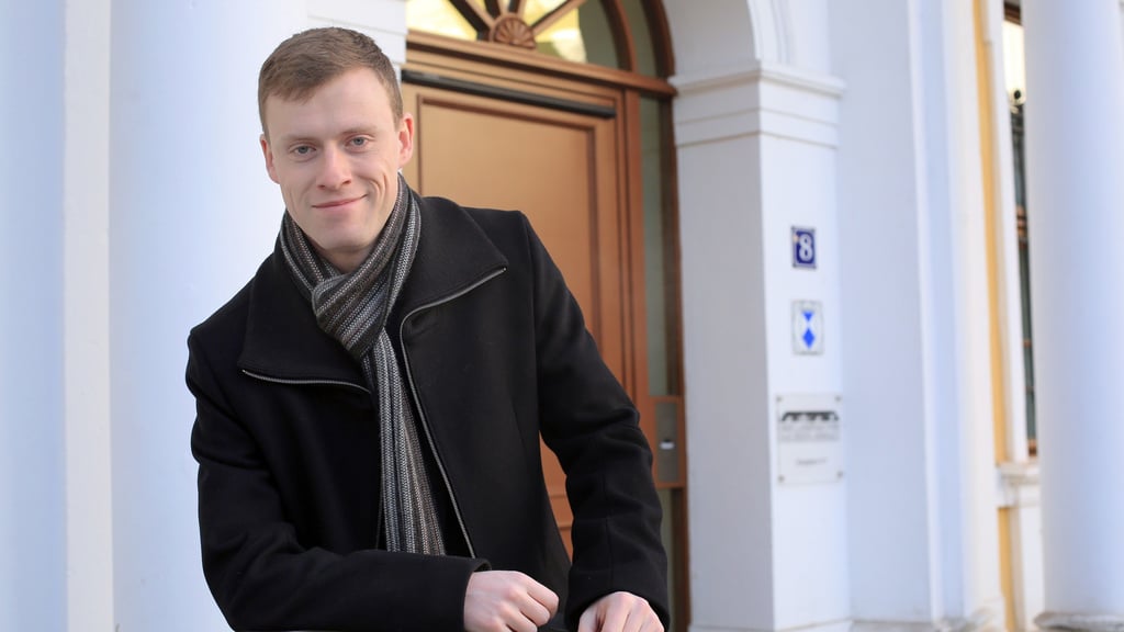 Der AfD-Abgeordnete Jan Wenzel Schmidt - hier vor dem Landtag in Magdeburg - ist seit 2016 Berufspolitiker.