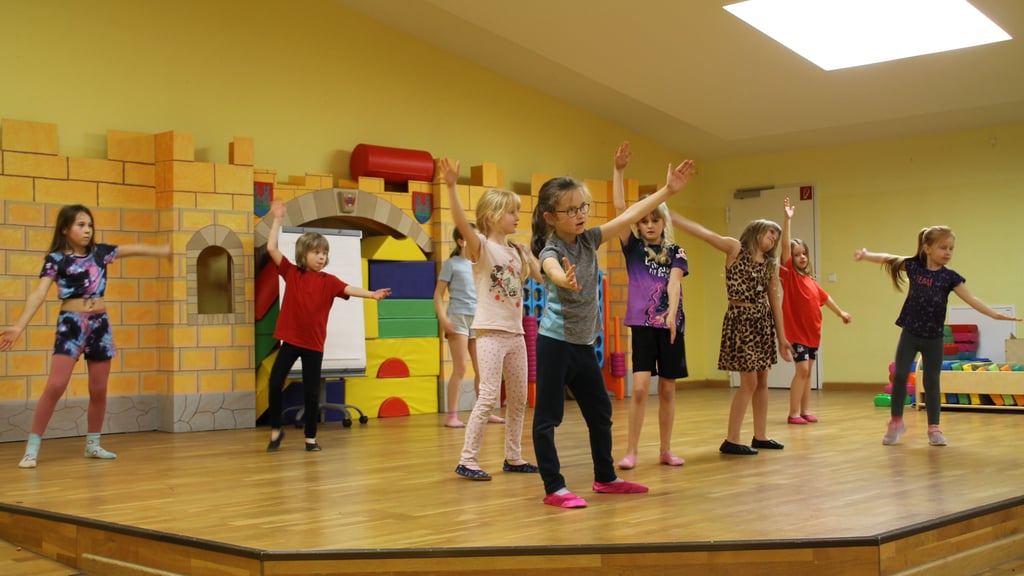 Mögliche Lösung für freie Flächen? Die Aula im Hort „Kinderpark“ in der Südstadt wird einmal die Woche von den jüngsten Mitgliedern des Carnevalvereins „Rot Weiß“ zum Training genutzt. 