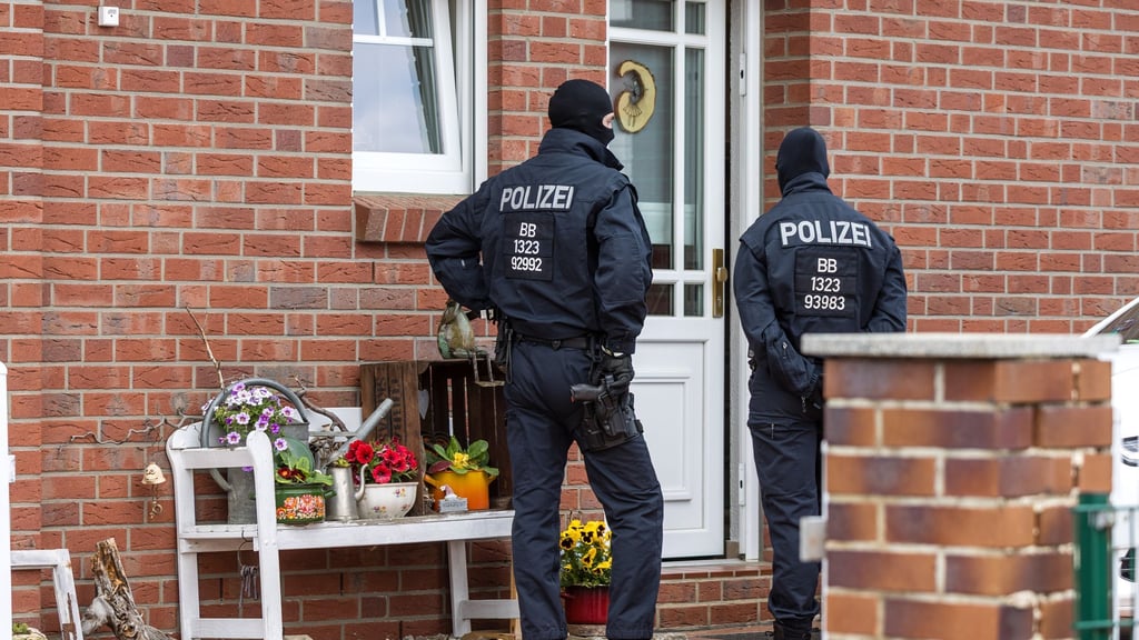 Den Angeklagten wird unter anderem ein Brandanschlag auf ein Kulturzentrum in Altdöbern (Brandenburg) vorgeworfen. (Archivbild)