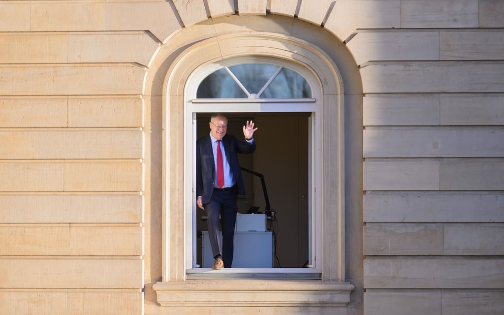 Grüßt aus seinem neuen Büro im Landtag: Niedersachsens früherer Regierungschef Weil.
