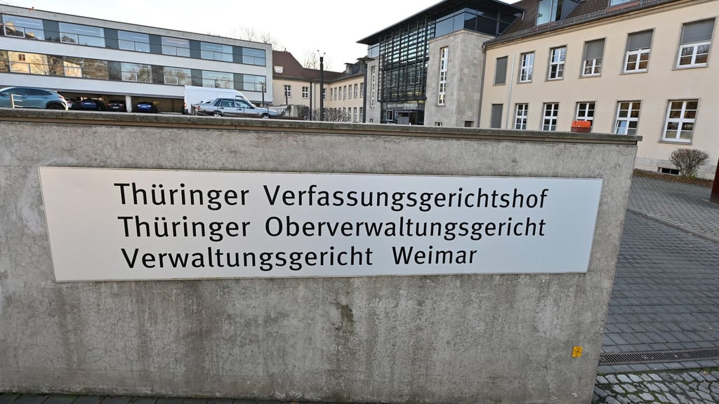 Das Verwaltungsgericht Weimar hält eine Äußerung des Landesverfassungsschutzchefs Stephan Kramer für rechtswidrig. Zu zwei anderen Kommentierungen weist es die Klage jedoch ab. (Symbolbild)