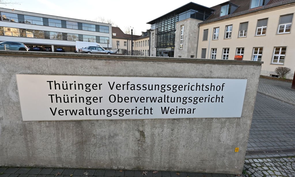 Das Verwaltungsgericht Weimar hält eine Äußerung des Landesverfassungsschutzchefs Stephan Kramer für rechtswidrig. Zu zwei anderen Kommentierungen weist es die Klage jedoch ab. (Symbolbild)