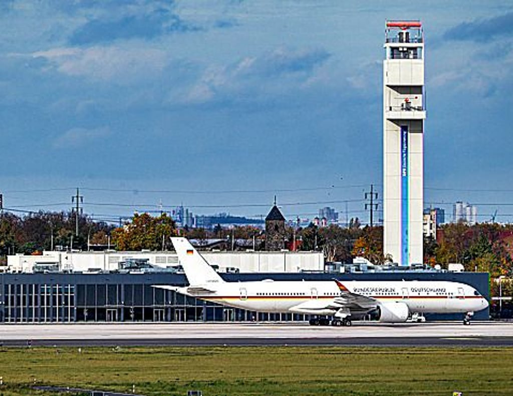 Ein Luftwaffen-Airbus A350-900XWB steht vor dem Regierungsterminal am Hauptstadtflughafen.