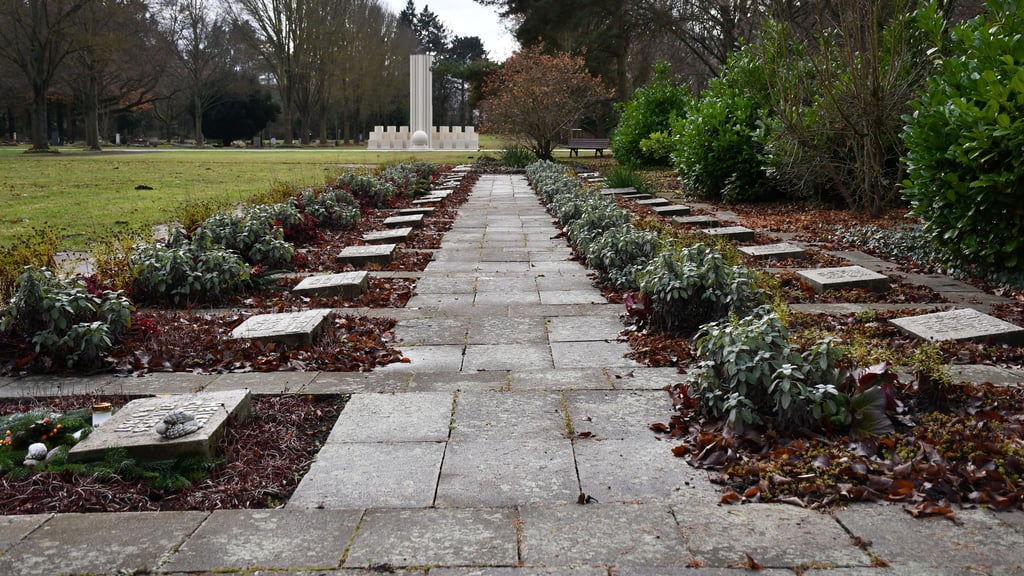 Blick auf die Gedenkstätte auf dem Magdeburger Westfriedhof für die Opfer des verheerenden Zugunglücks bei Langenweddingen.
