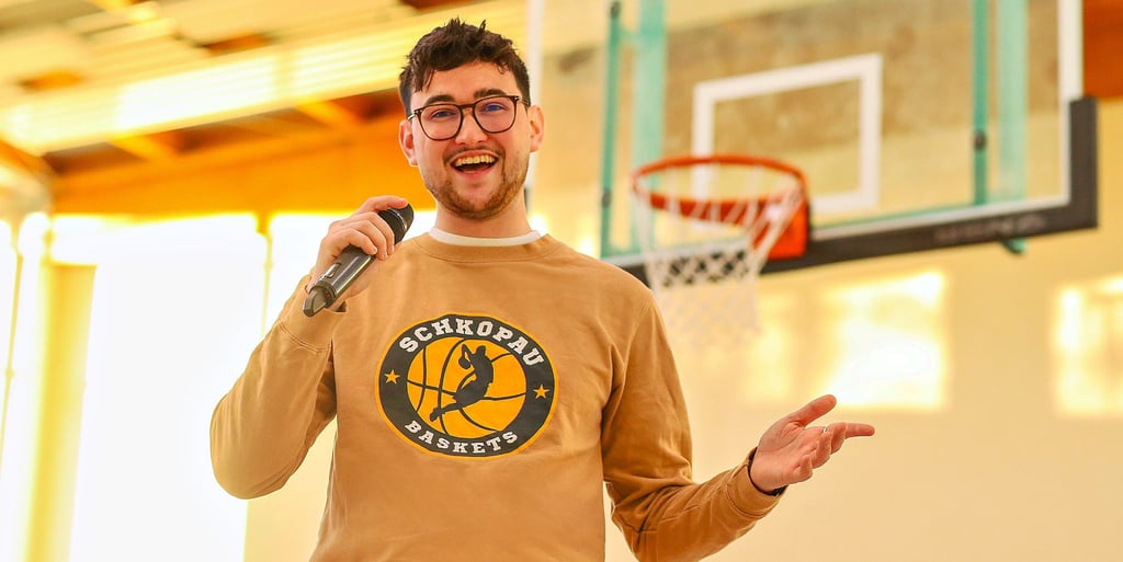 Das Mikro in der Hand ist für Maurice Günther mitlerweile gewohnt, nicht nur als Hallensprrechenbei den Schkopau Baskets.