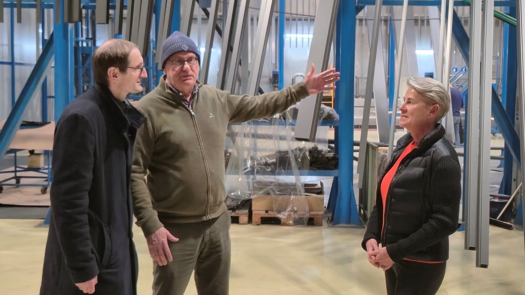 Patricia und Thomas Wagner führten Christoph Grothe durch die Fertigungshalle.