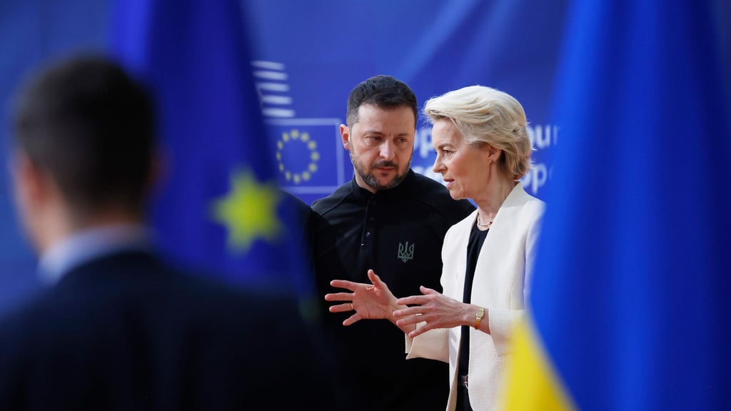 Hoffen auf eine Einigung der Staats- und Regierungschefs: Die Präsidentin der Europäischen Kommission, Ursula von der Leyen und der ukrainische Präsident Wolodymyr Selenskyj. (Archivbild)