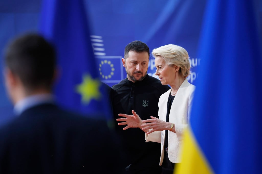 Hoffen auf eine Einigung der Staats- und Regierungschefs: Die Präsidentin der Europäischen Kommission, Ursula von der Leyen und der ukrainische Präsident Wolodymyr Selenskyj. (Archivbild)