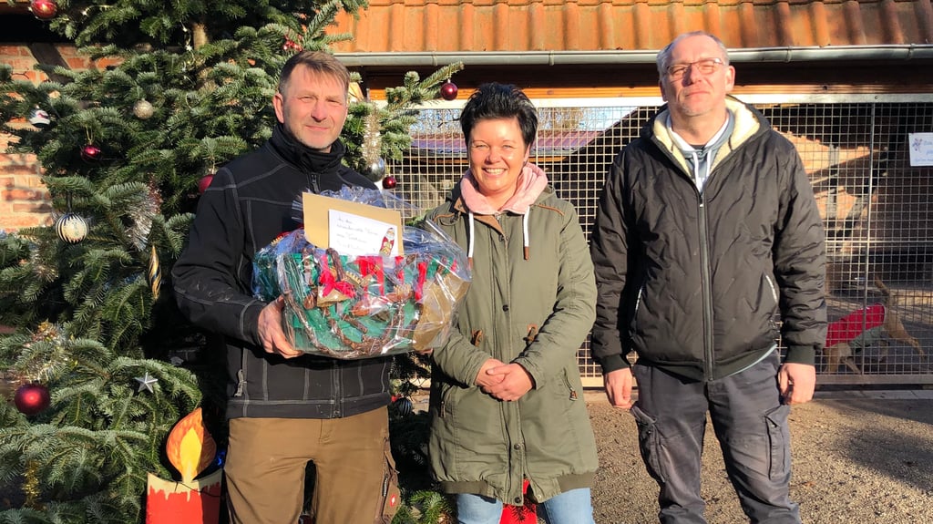 Die Hotels Theophano und Maria Aurora unterstützen auch in diesem Jahr das Tierheim Quedlinburg: Anja Schreiber von der Hotelleitung übergab Sach- und Geldspende an  Tierheimleiter Mario Gaebel (l.). Mit dabei war auch Mike Wolter vom neuen Sportverein "Quedlinburg United".